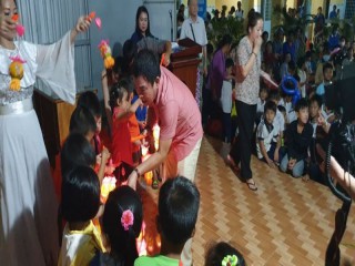 Đoàn thiện nguyện trao 400 phần quà vui Hội trăng rằm cho học sinh ở huyện Cù Lao Dung